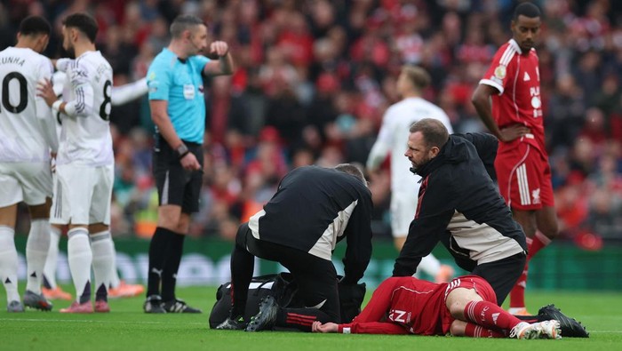 Virgil van Dijk, Bryan Mbeumo, Alexis Mac Allister Soccer Football - Premier League - Liverpool v Manchester United - Anfield, Liverpool, Britain - October 19, 2025 Liverpool's Alexis Mac Allister receives medical attention after sustaining an injury REUTERS/Phil Noble EDITORIAL USE ONLY. NO USE WITH UNAUTHORIZED AUDIO, VIDEO, DATA, FIXTURE LISTS, CLUB/LEAGUE LOGOS OR 'LIVE' SERVICES. ONLINE IN-MATCH USE LIMITED TO 120 IMAGES, NO VIDEO EMULATION. NO USE IN BETTING, GAMES OR SINGLE CLUB/LEAGUE/PLAYER PUBLICATIONS. PLEASE CONTACT YOUR ACCOUNT REPRESENTATIVE FOR FURTHER DETAILS..