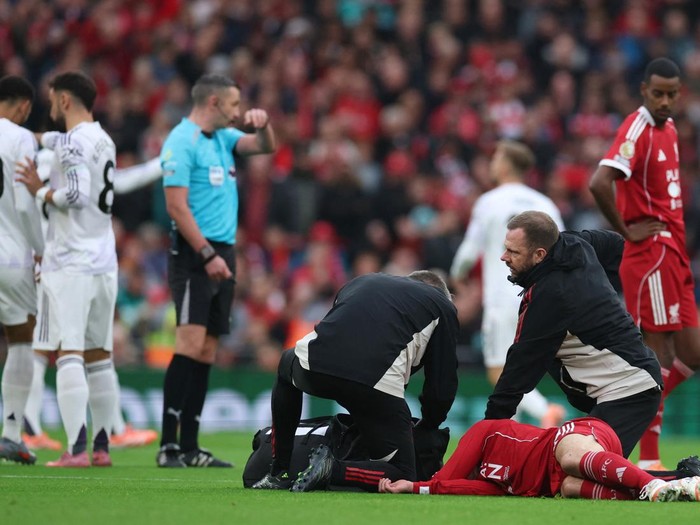 Soccer Football - Premier League - Liverpool v Manchester United - Anfield, Liverpool, Britain - October 19, 2025 Liverpool's Alexis Mac Allister receives medical attention after sustaining an injury REUTERS/Phil Noble EDITORIAL USE ONLY. NO USE WITH UNAUTHORIZED AUDIO, VIDEO, DATA, FIXTURE LISTS, CLUB/LEAGUE LOGOS OR 'LIVE' SERVICES. ONLINE IN-MATCH USE LIMITED TO 120 IMAGES, NO VIDEO EMULATION. NO USE IN BETTING, GAMES OR SINGLE CLUB/LEAGUE/PLAYER PUBLICATIONS. PLEASE CONTACT YOUR ACCOUNT REPRESENTATIVE FOR FURTHER DETAILS..