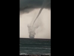 Fenomena waterspout di Pantai Wotgalih Lumajang, Warga Diimbau Waspada
