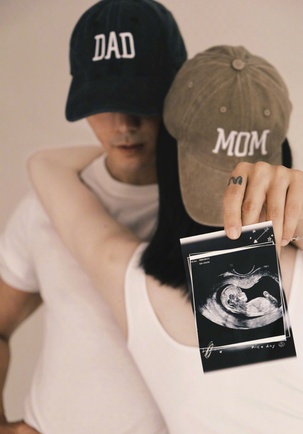 Aktor Hong Kong William Chan mengumumkan kelahiran anak pertamanya dengan He Sui pada Oktober 2025. (Weibo William Chan)