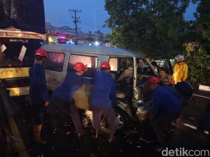 Kecelakaan Karambol 5 Mobil di Blondo Magelang, 1 Sopir Terjepit Kecelakaan Karambol 5 Mobil di Blondo Magelang, 1 Sopir Terjepit