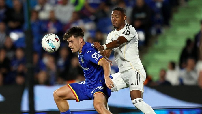 Soccer Football - LaLiga - Getafe v Real Madrid - Estadio Coliseum, Getafe, Spain - October 19, 2025 Getafes Adrian Liso in action with Real Madrids David Alaba REUTERS/Violeta Santos Moura