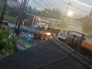 KA Harina Tertemper Truk di Kaligawe Semarang, Lokomotif Rusak KA Harina Tertemper Truk di Kaligawe Semarang, Lokomotif Rusak