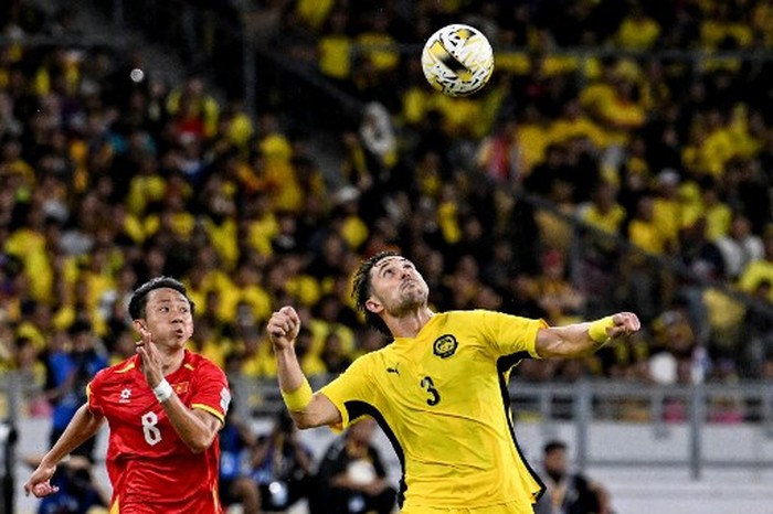 Vietnams Chau Ngoc Quang (L) fights for the ball with Malaysias Facundo Tomas Garces during the AFC Asian Cup qualifier Group F football match between Malaysia and Vietnam at the National Stadium Bukit Jalil in Kuala Lumpur on June 10, 2025. (Photo by Mohd RASFAN / AFP)