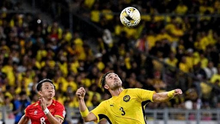Facundo Garces Vietnams Chau Ngoc Quang (L) fights for the ball with Malaysias Facundo Tomas Garces during the AFC Asian Cup qualifier Group F football match between Malaysia and Vietnam at the National Stadium Bukit Jalil in Kuala Lumpur on June 10, 2025. (Photo by Mohd RASFAN / AFP)