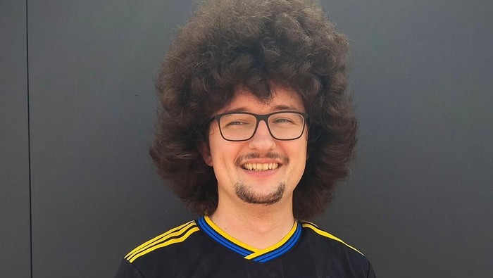 Frank Ilett adalah sosok yang viral di media sosial. Penggemar MU ini punya rambut gondrong lebat yang tak pernah dicukur sejak Oktober 2024 dn hanya mau dipangkas apabila timnya menang 5 laga beruntun.