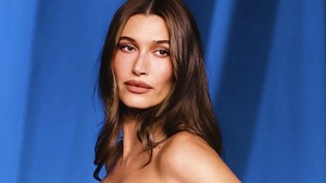 6 Gaya Hailey Bieber dengan Korset Super Ketat, Sampai Sulit Duduk