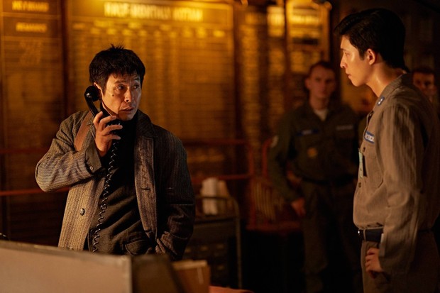 Hong Kyung dan Sul Kyung Gu, keduanya beradu akting di film Good News dan berhasil menuai pujian.