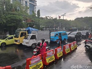 Jalan Ahmad Yani Macet Sore Ini Imbas Demo di Depan Polrestabes Makassar Jalan Ahmad Yani Macet Sore Ini Imbas Demo di Depan Polrestabes Makassar