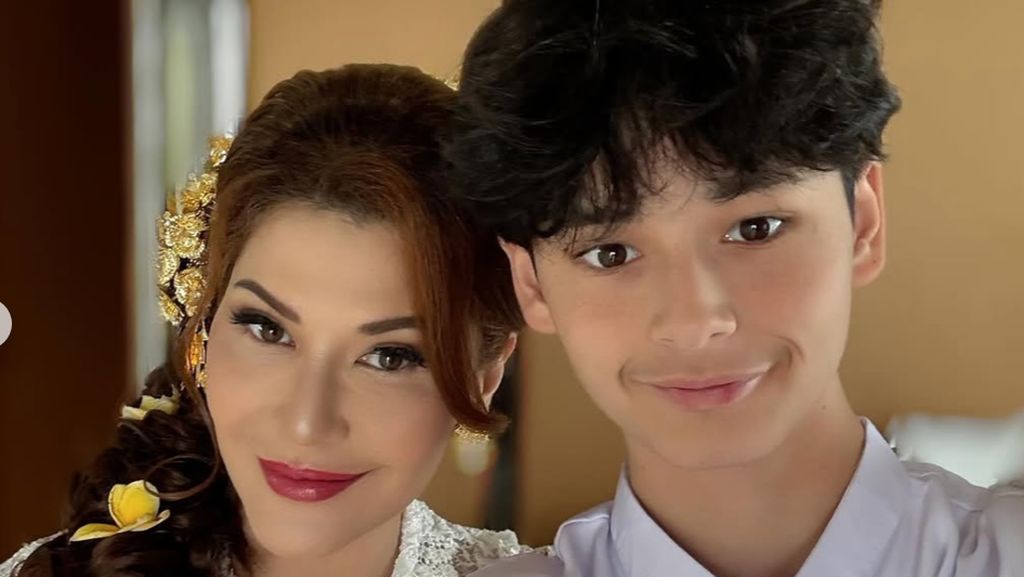 Potret Kenzou Adik Teuku Rassya, Ganteng Berbusana Adat Bali di Lamaran Kakak Potret Kenzou Adik Teuku Rassya, Ganteng Berbusana Adat Bali di Lamaran Kakak