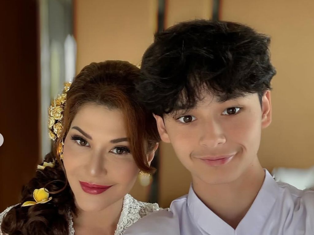 Potret Kenzou Adik Teuku Rassya, Ganteng Berbusana Adat Bali di Lamaran Kakak Potret Kenzou Adik Teuku Rassya, Ganteng Berbusana Adat Bali di Lamaran Kakak
