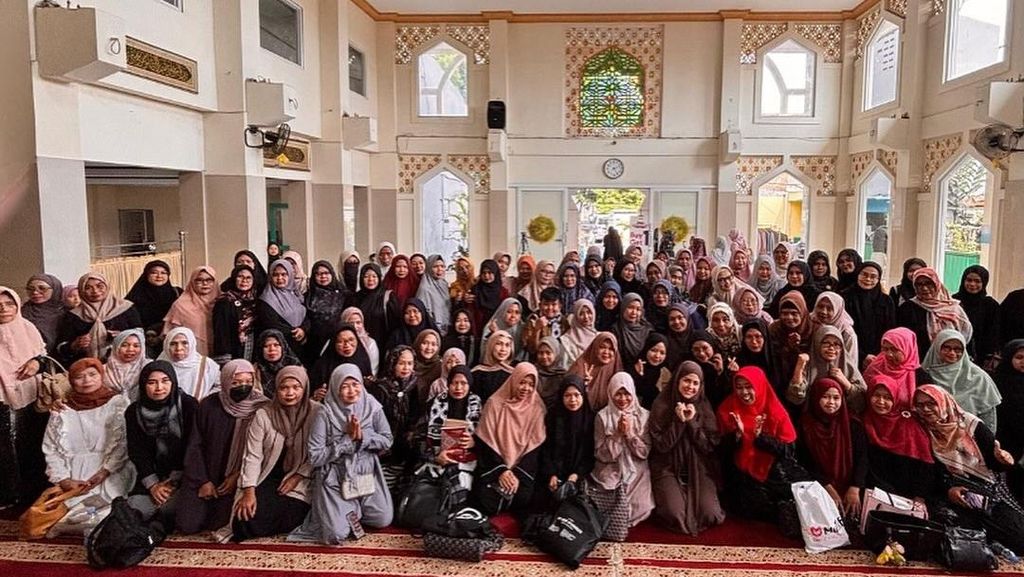 Kebersamaan peserta kajian Sisterfillah Bandung di Masjid Nurul Huda. Foto: Instagram @sisterfillah_bdg Kebersamaan peserta kajian Sisterfillah Bandung di Masjid Nurul Huda. Foto: Instagram @sisterfillah_bdg