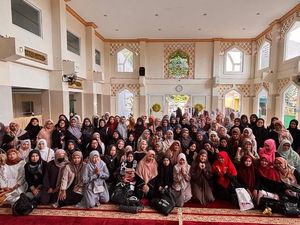 Kebersamaan peserta kajian Sisterfillah Bandung di Masjid Nurul Huda