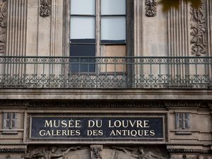 Video Sebut Keamanan Louvre Berhasil, Menbud Prancis Dihujani Teriakan Protes Video Sebut Keamanan Louvre Berhasil, Menbud Prancis Dihujani Teriakan Protes
