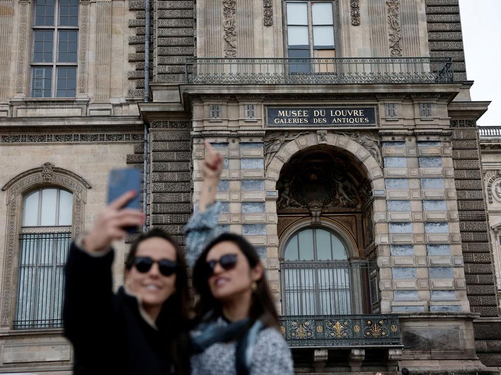 Lokasi Pembobolan Louvre Jadi Daya Tarik Wisata Baru di Paris Lokasi Pembobolan Louvre Jadi Daya Tarik Wisata Baru di Paris