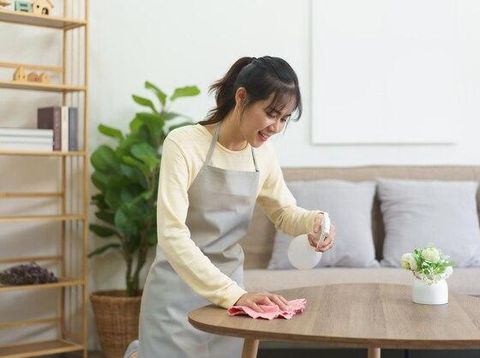 Membersihkan rumah lebih sering bisa menjadi tanda orang kesepian. Aktivitas ini sering dijadikan pelarian dari stres dan ketidaknyamanan dalam hubungan.