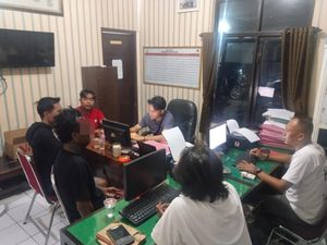 Petugas Satpol PP Dikeroyok Orang Mabuk Saat Tolong Pedagang di Cilacap Petugas Satpol PP Dikeroyok Orang Mabuk Saat Tolong Pedagang di Cilacap