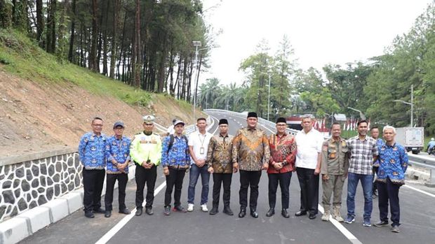 Bupati Bogor Rudy Susmanto di Jalan Shortcut Subianto Sentul, di Kecamatan Babakan Madang, Kabupaten Bogor, Jawa Barat. ANTARA/HO-Pemkab Bogor