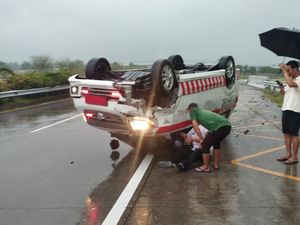 Ambulans Terbalik di Tol Jombang gegara Aquaplaning, 5 Orang Luka Ambulans Terbalik di Tol Jombang gegara Aquaplaning, 5 Orang Luka
