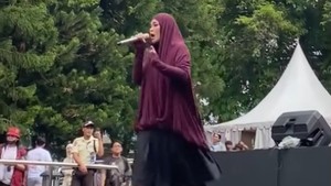 Inspiratif! Sivia Azizah Tampil Kece, Meski Syari di Atas Panggung Inspiratif! Sivia Azizah Tampil Kece, Meski Syari di Atas Panggung
