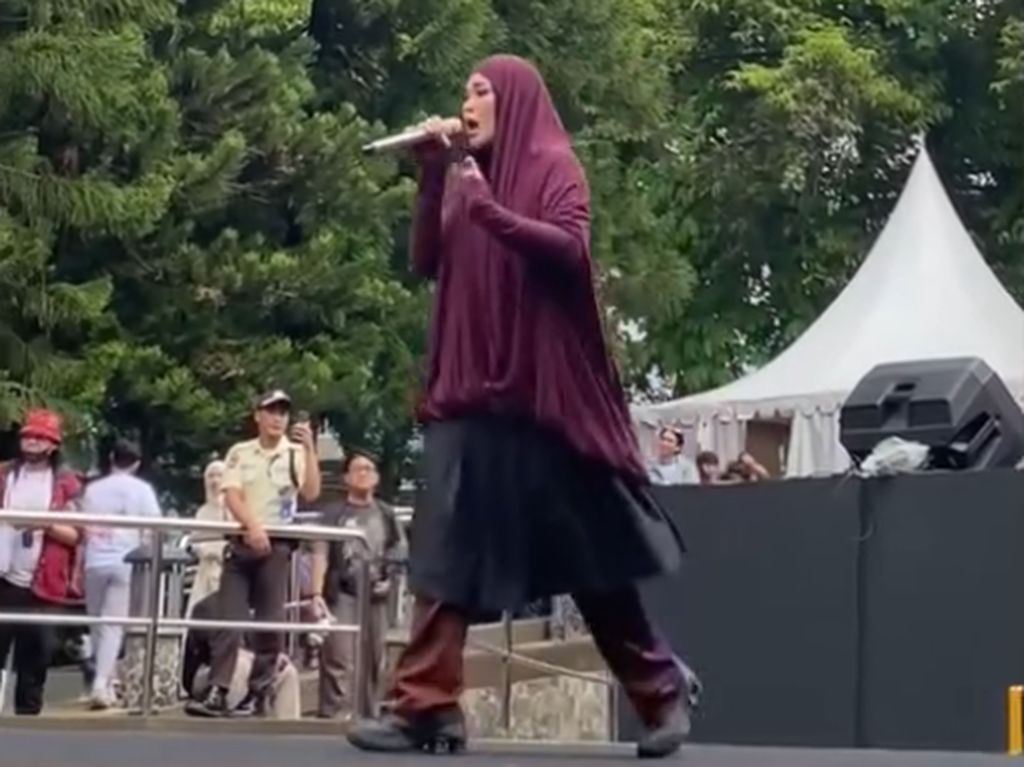Inspiratif! Sivia Azizah Tampil Kece, Meski Syari di Atas Panggung Inspiratif! Sivia Azizah Tampil Kece, Meski Syari di Atas Panggung