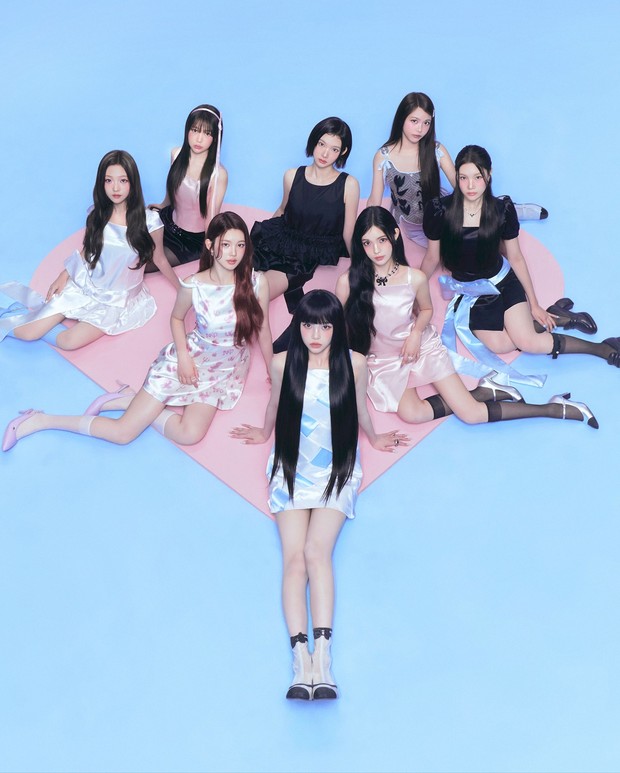 Potret Hearts2Hearts dalam foto konsep album 'Focus'/ Foto: instagram.com/hearts2hearts Hearts2Hearts menunjukkan sinergi kompak grup dalam comeback Focus. Irama cepat dari lagu Focus menyatukan vokal selaras dan tarian dinamis grup.