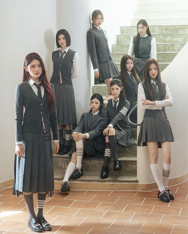 Potret Hearts2Hearts dalam foto konsep album 'Focus'/ Foto: instagram.com/hearts2hearts Hearts2Hearts untuk pertama kalinya tampil menggunakan seragam sekolah melalui comeback terbaru 'Focus'. Pesona mahal para membernya sukses membuat jatuh hati.