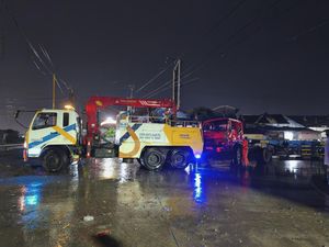 Truk Tertabrak KA Harina di Kaligawe Semarang Berhasil Dievakuasi Truk Tertabrak KA Harina di Kaligawe Semarang Berhasil Dievakuasi