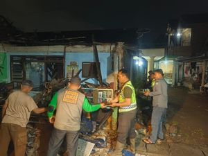Diterjang Hujan dan Angin Kencang, Rumah Warga Sidoarjo Ambruk Diterjang Hujan dan Angin Kencang, Rumah Warga Sidoarjo Ambruk