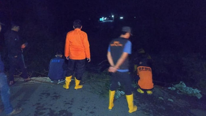 Saat tim BPBD Empat Lawang meninjau lokasi jalan yang terputus