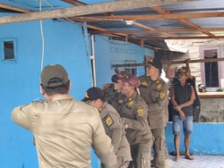 57 Bangunan Liar Dibongkar Satpol PP Samarinda, Warga Teriak 57 Bangunan Liar Dibongkar Satpol PP Samarinda, Warga Teriak