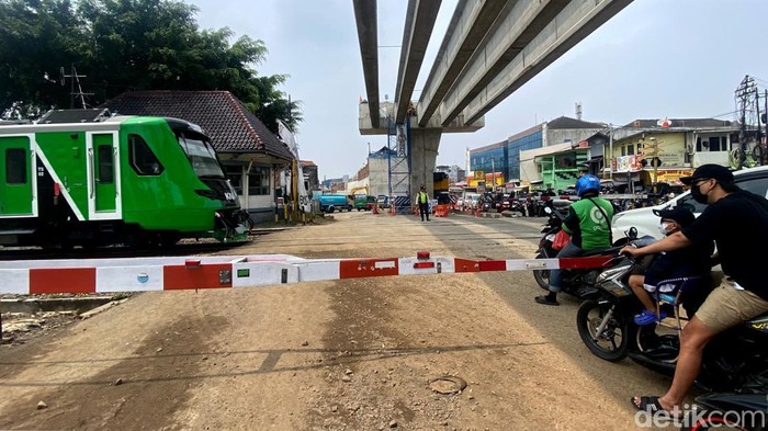 Sebagian erection girder atau balok utama Flyover Nurtanio sudah terpasang.