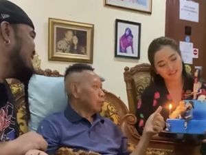 Cerita Vega Darwanti dan Kru Bukan 4 Mata Beri Kejutan Ultah ke Tukul Arwana Cerita Vega Darwanti dan Kru Bukan 4 Mata Beri Kejutan Ultah ke Tukul Arwana