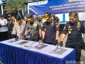 Jutaan Batang Rokok-Puluhan iPhone Selundupan Dimusnahkan di Aceh Jutaan Batang Rokok-Puluhan iPhone Selundupan Dimusnahkan di Aceh