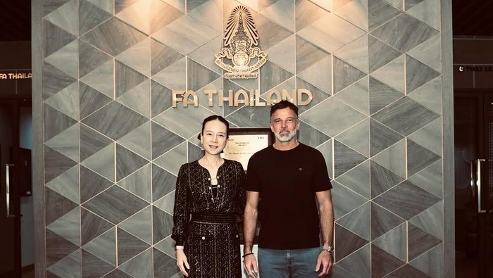 Kabar penunjukkan Anthony Hudson datang dari akun media sosial Ketua Federasi FAT, Madam Pang. Dia mengangkat Hudson sebagai pelatih interim Timnas Thailand, Rabu (22/10/2025) malam WIB.