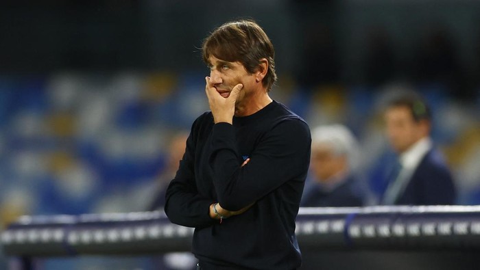 Soccer Football - Serie A - Napoli v Genoa - Stadio Diego Armando Maradona, Naples, Italy - October 5, 2025 Napoli coach Antonio Conte looks on REUTERS/Ciro De Luca