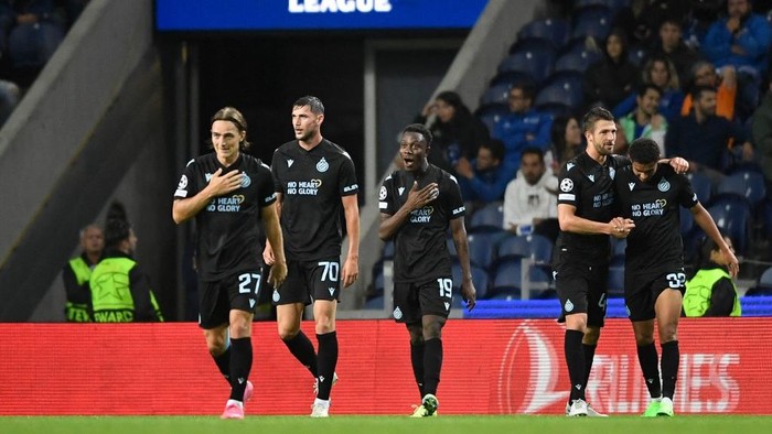 Antonio Nusa Club Brugge's Norwegian forward Antonio Nusa (R) celebrates with teammates after scoring his team's fourth goal during the UEFA Champions League, group B, first leg football match between FC Porto and Club Brugge at the Dragao stadium in Porto, on September 13, 2022. (Photo by MIGUEL RIOPA / AFP)
