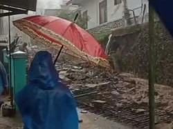 Diguyur Hujan 2 Jam, Rumah di Pasuruan Diterjang Longsor dan Banjir Diguyur Hujan 2 Jam, Rumah di Pasuruan Diterjang Longsor dan Banjir