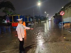 Kolong Exit Tol Meruya Jakbar Banjir, Kendaraan Tak Bisa Melintas