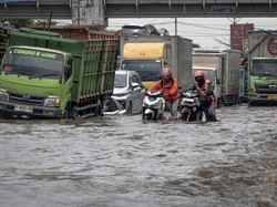 Horor Macet di Pantura Semarang-Demak gegara Banjir Horor Macet di Pantura Semarang-Demak gegara Banjir