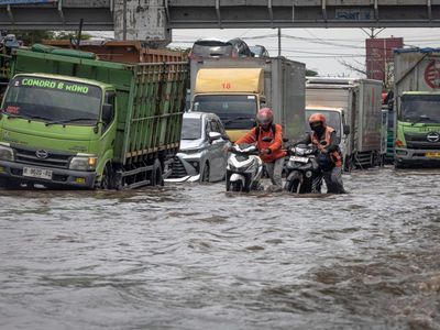 Banjir Genangi Jalur Pantura Semarang, Lalu Lintas Tersendat