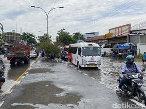 Banjir Jalur Pantura Semarang-Demak Picu Macet hingga 6 Km! Banjir Jalur Pantura Semarang-Demak Picu Macet hingga 6 Km!