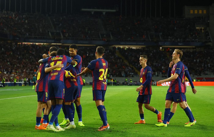 Soccer Football - UEFA Champions League - FC Barcelona v Olympiacos - Estadi Lluis Olimpic Companys, Barcelona, Spain - October 21, 2025 FC Barcelona's Marcus Rashford celebrates scoring their sixth goal with teammates REUTERS/Albert Gea