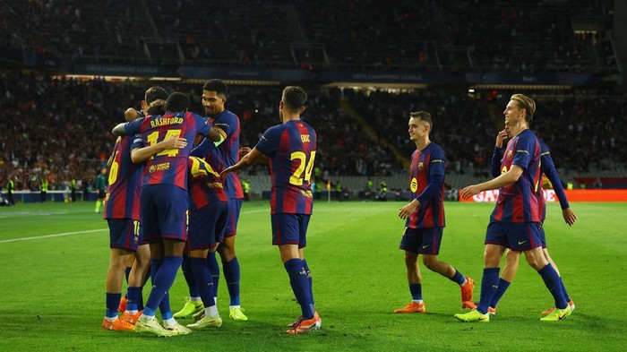 Soccer Football - UEFA Champions League - FC Barcelona v Olympiacos - Estadi Lluis Olimpic Companys, Barcelona, Spain - October 21, 2025 FC Barcelonas Marcus Rashford celebrates scoring their sixth goal with teammates REUTERS/Albert Gea