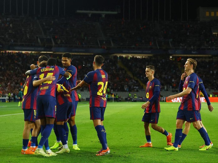 Soccer Football - UEFA Champions League - FC Barcelona v Olympiacos - Estadi Lluis Olimpic Companys, Barcelona, Spain - October 21, 2025 FC Barcelona's Marcus Rashford celebrates scoring their sixth goal with teammates REUTERS/Albert Gea