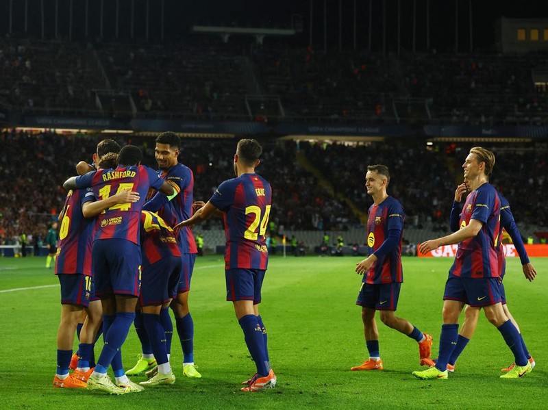 Soccer Football - UEFA Champions League - FC Barcelona v Olympiacos - Estadi Lluis Olimpic Companys, Barcelona, Spain - October 21, 2025 FC Barcelona's Marcus Rashford celebrates scoring their sixth goal with teammates REUTERS/Albert Gea