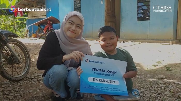 Tanpa Kaki Tangan Sempurna, Anak Pembuat Kusen Hidup Tegar Ajarkan Persahabatan
