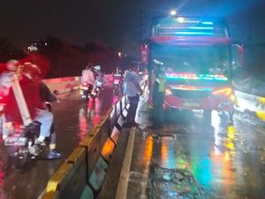 Bus Gangguan di Flyover Pesing Jakbar Malam Ini, Lalin Macet Bus Gangguan di Flyover Pesing Jakbar Malam Ini, Lalin Macet