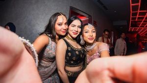 Davina Karamoy Stunning dengan Ghagra Choli Nuansa Hitam di Pesta Diwali