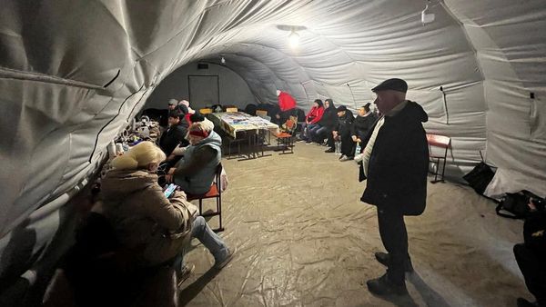Dingin Menyengat, Warga Ukraina Berlindung di Tenda Darurat Usai Serangan Rusia